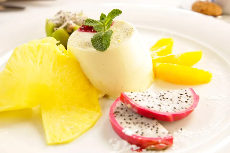 Dessert mit Ananas und Drachenfrucht