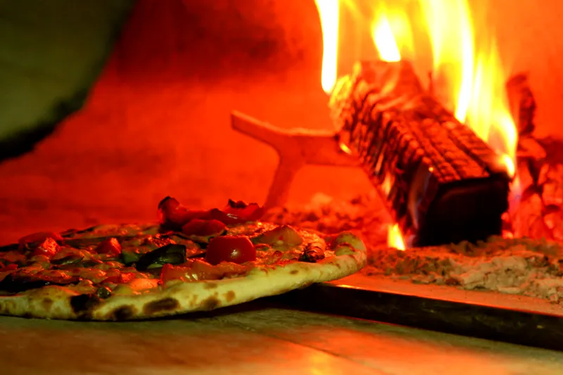 Pizza im Holzofen der Cantinetta