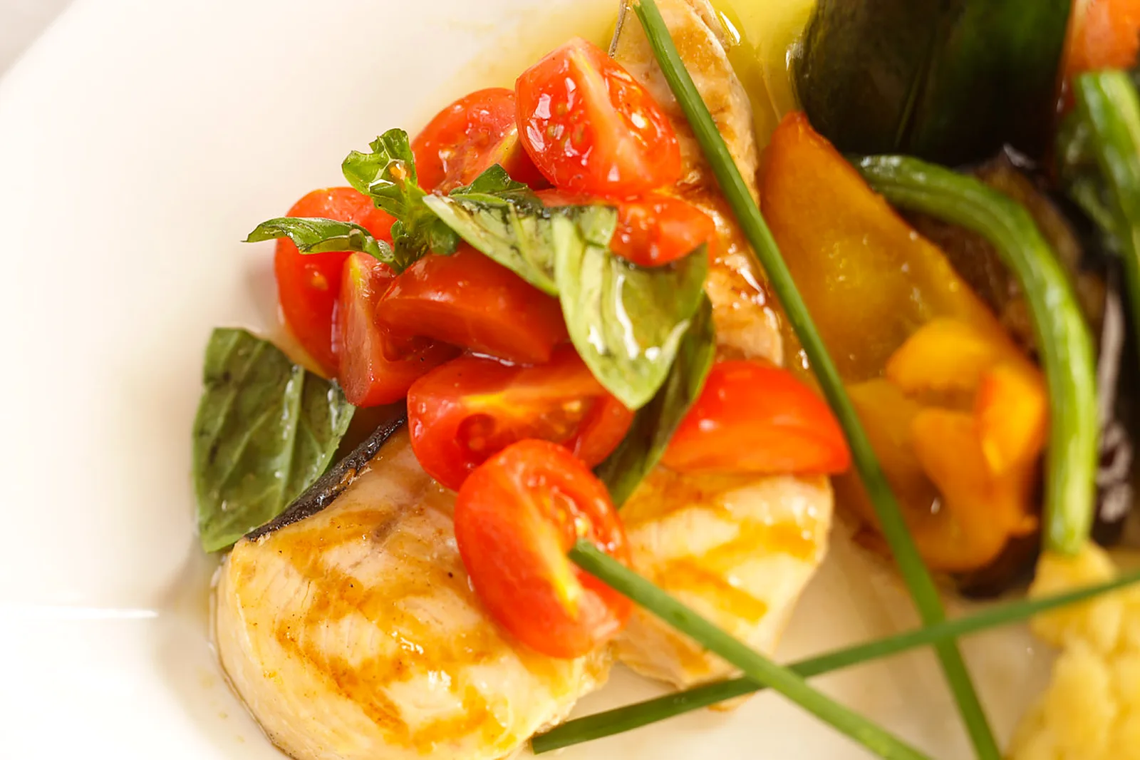 Gegrillter Fisch mit Kirschtomaten und Basilikum
