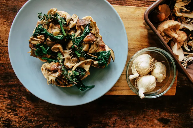 Hausgemachte Pasta mit verschiedenen Pilzen