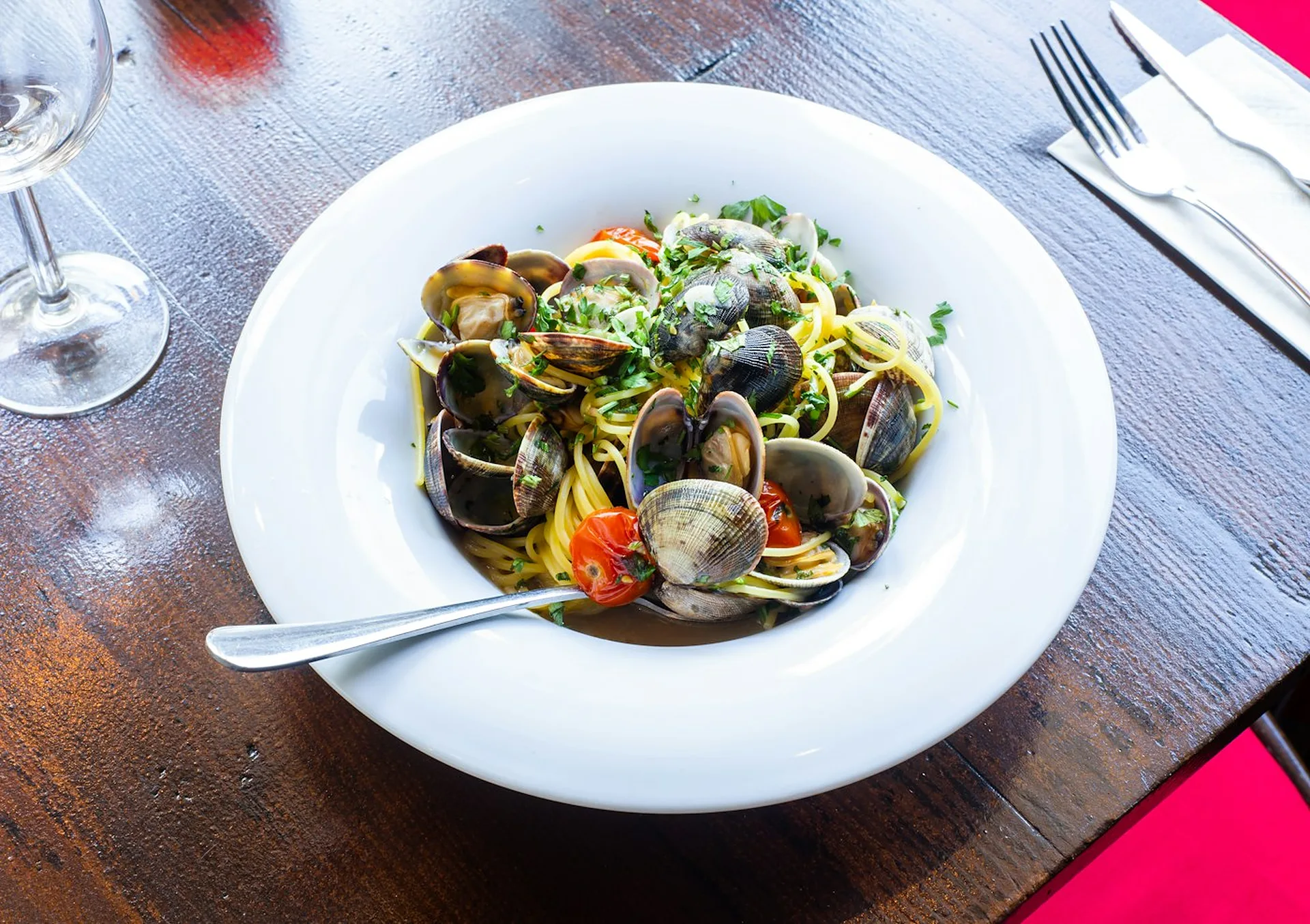Spaghetti mit Venusmuscheln auf einem Holztisch
