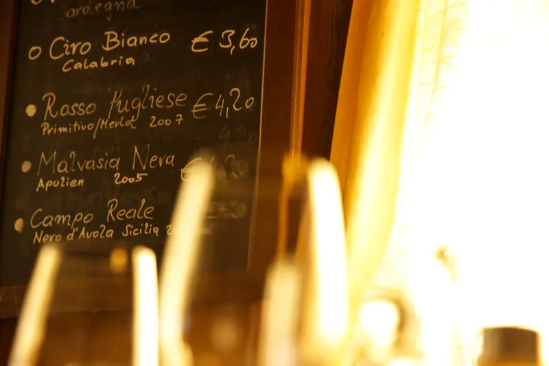 Kreidetafel mit italienischen Weinen